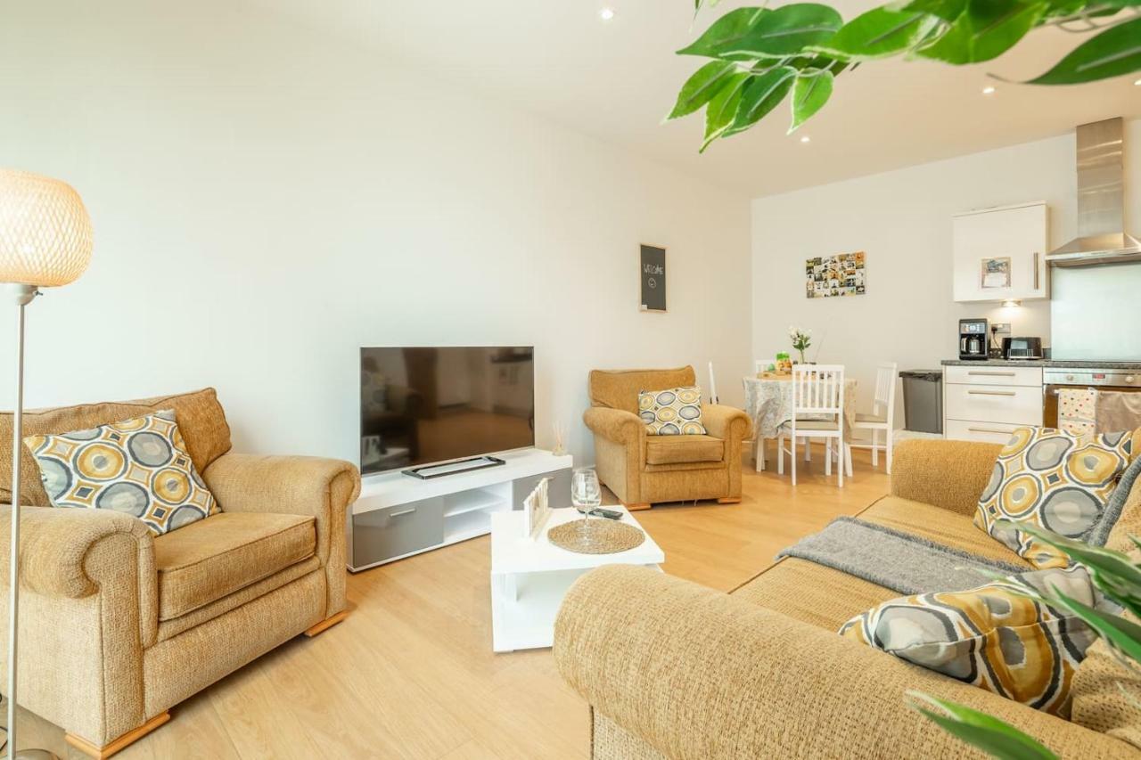 Central Bedford: two bedrooms, breakfast basket Buitenkant foto