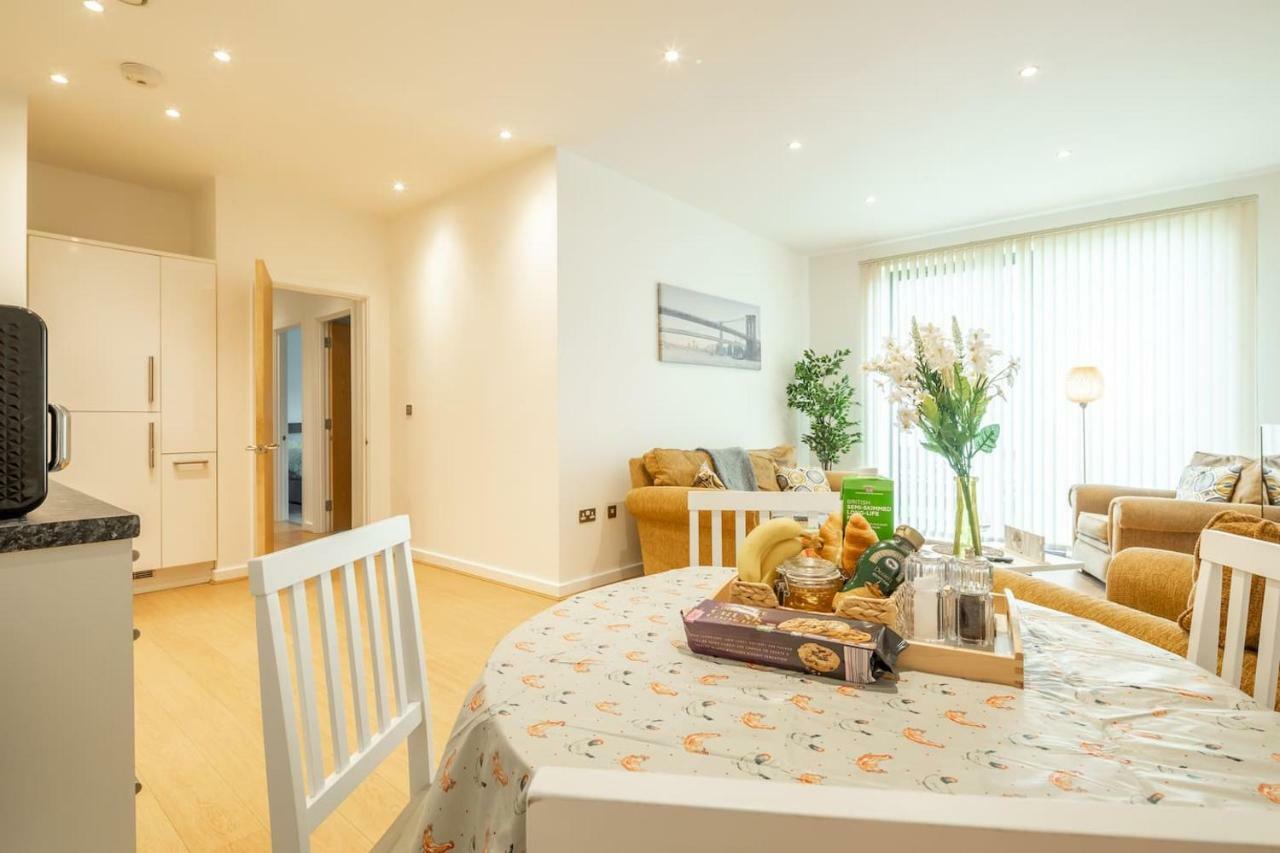 Central Bedford: two bedrooms, breakfast basket Buitenkant foto