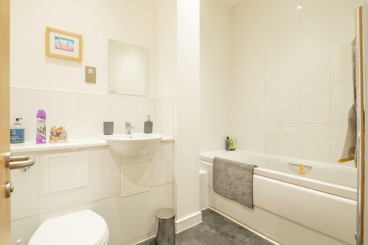 Central Bedford: two bedrooms, breakfast basket Buitenkant foto